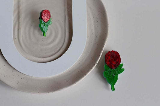 Little Geraldine - Brooch - Protea